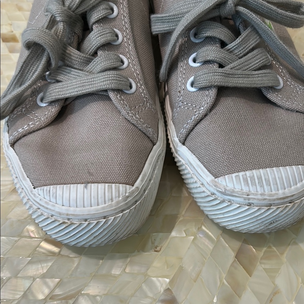 Cariuma Gray Sneakers Casual Low-Top Style - Picture 4 of 10